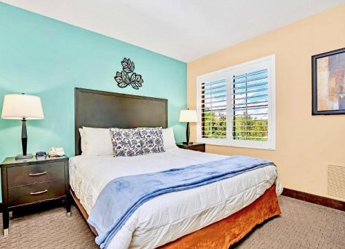 a bedroom with a large bed and a window at Modern Studio Apartment with Hot Tub & Pool Near Universal Studios in Orlando