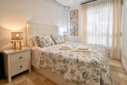 sypialnia z dużym łóżkiem i oknem w obiekcie Love Rent4 Málaga Rafa w Maladze