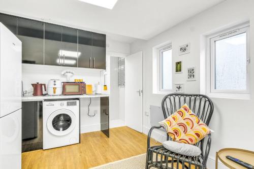 Köök või kööginurk majutusasutuses Hendon Studio Bungalow - Easy Bus to Wembley Stadium, Parking