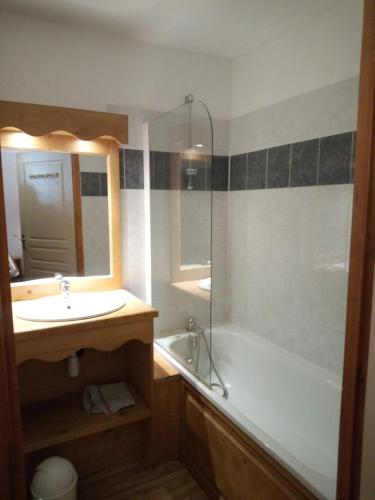 une salle de bain avec une baignoire, un lavabo et une douche dans l'établissement Appartement attrayant avec balcon à Les Orres 35 m², aux Orres