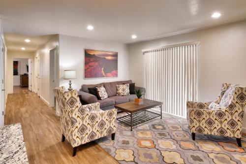 Χώρος καθιστικού στο 6D Moab RedCliff Condo Pet Friendly Pool and Hot Tub