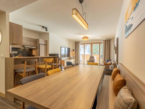 - un salon avec une grande table et des chaises en bois dans l'établissement Magnifique 6 pièces aux Arcs 1600, PISCINE, SPA, pied de pistes, pour 12 pers. - FR-1-461A-6, à Arc 1600