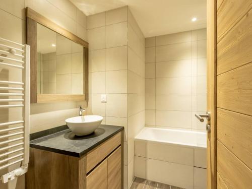 a bathroom with a sink and a bath tub at Magnifique 6 pièces aux Arcs 1600, PISCINE, SPA, pied de pistes, pour 12 pers. - FR-1-461A-6 in Arc 1600