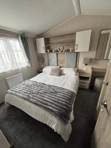 A bed or beds in a room at Belle Aire Caravan Park, Sleeps 6, Bed Linen and Towels Included, Free WiFi, Pets Welcome