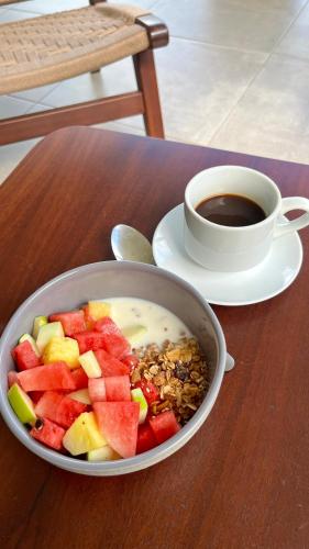 un cesto di frutta e una tazza di caffè sul tavolo di Vera Eco-Resort a Santa Emilia