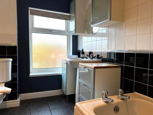 2 BED home in Birmingham Contractors free parking and fast Wi-Fi photo 9