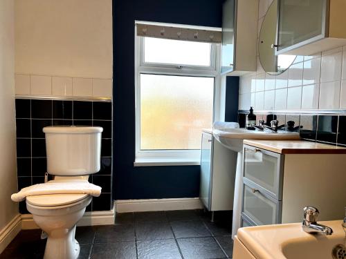2 BED home in Birmingham Contractors free parking and fast Wi-Fi photo 21
