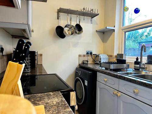 2 BED home in Birmingham Contractors free parking and fast Wi-Fi photo 16