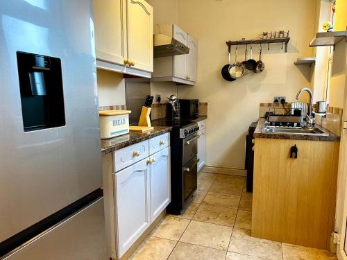 2 BED home in Birmingham Contractors free parking and fast Wi-Fi photo 14