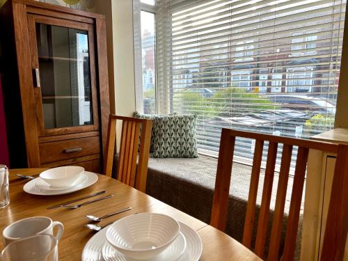 2 BED home in Birmingham Contractors free parking and fast Wi-Fi photo 13