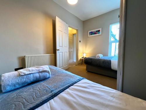 2 BED home in Birmingham Contractors free parking and fast Wi-Fi photo 8
