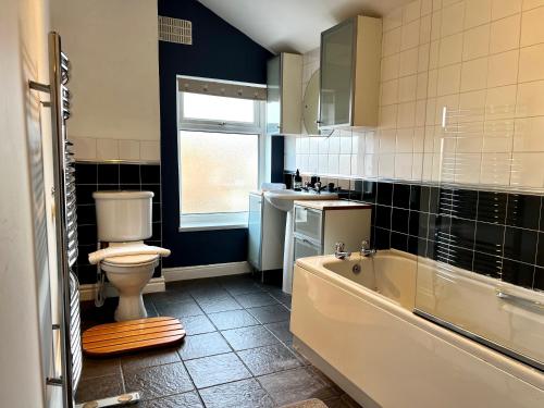 2 BED home in Birmingham Contractors free parking and fast Wi-Fi photo 4