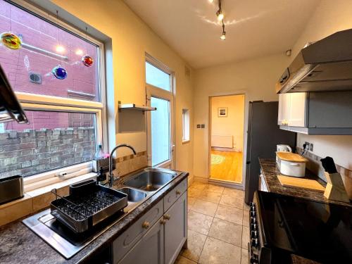 2 BED home in Birmingham Contractors free parking and fast Wi-Fi photo 18