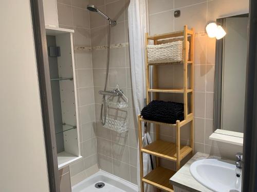 une salle de bains avec douche, toilettes et lavabo dans l'établissement Fleur Australe, à Gruissan