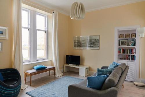 TV a/nebo společenská místnost v ubytování Swan Cove Apartment Gourock