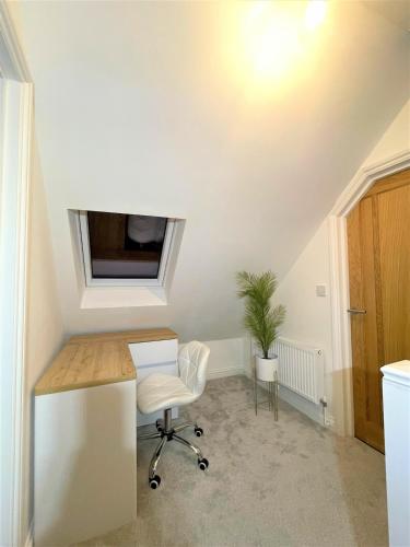 an office with a desk and a chair in a room at 8 Ashton Villa in Broadstairs