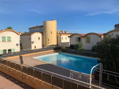 une piscine sur le côté d'un bâtiment dans l'établissement Fleur Australe, à Gruissan