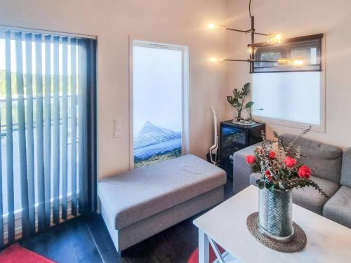 ストレムスタードにある8 person holiday home in STRÖMSTADのソファとテーブルのあるリビングルーム