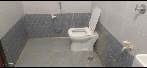 ein Bad mit einem WC in einer grauen Kabine in der Unterkunft Sea Bird Holiday Home Behind Revdanda High school in Alībāg