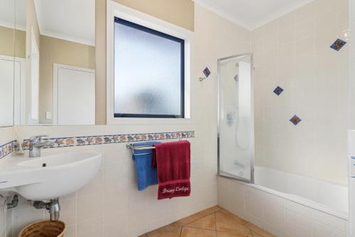 Ένα μπάνιο στο Whanga Bar Surf Views - Whangamata Holiday Home