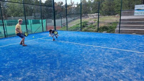 Tenis a/nebo squash v ubytování Gårdshotell Klockargården Öregrund nebo okolí
