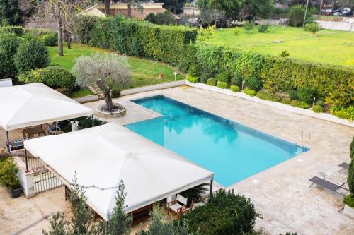 Πισίνα στο ή κοντά στο The Poolside House - new 2 bedroom apartment with terrace