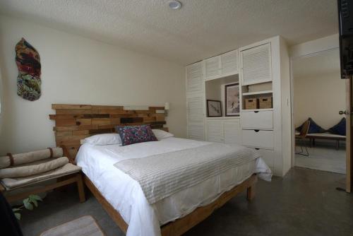a bedroom with a large bed and a chair at Alojamiento Ideal Junto al Aeropuerto CDMX in Mexico City