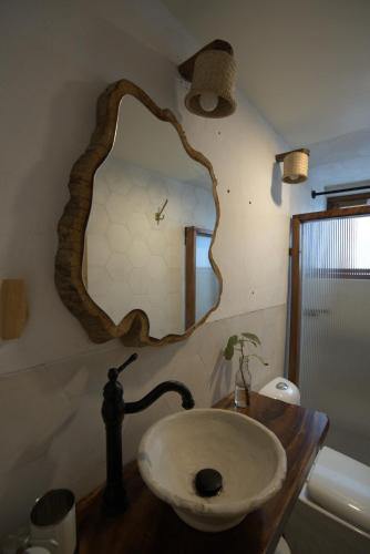 a bathroom with a sink and a mirror on the wall at Alojamiento Ideal Junto al Aeropuerto CDMX in Mexico City