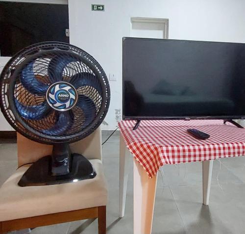 Μια τηλεόραση ή/και κέντρο ψυχαγωγίας στο Hostel Suites João e Maria
