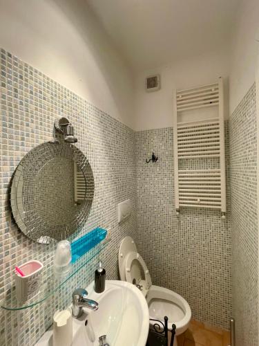 a bathroom with a sink and a toilet and a mirror at B&B Souvenirs d'Antan in Orvinio