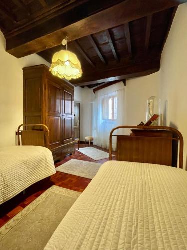 a bedroom with two beds and a dresser at B&B Souvenirs d'Antan in Orvinio