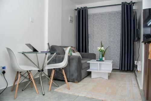 Serene Superior Studio Apartment in Nairobiにあるシーティングエリア