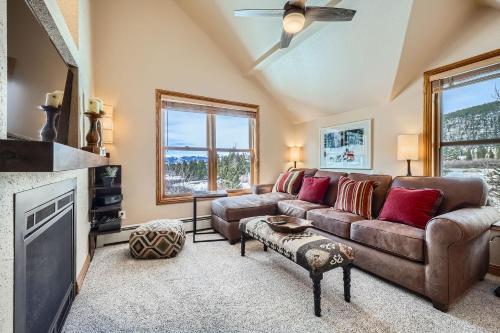 ein Wohnzimmer mit Couch und Kamin in der Unterkunft 5959 Hidden River Lodge condo in Keystone