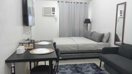 Postel nebo postele na pokoji v ubytování 2019 Cavite Green 2 Condo Amenities HI Speed Wifi