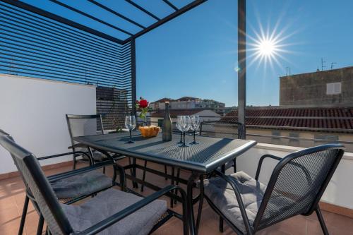 a table and chairs on a balcony with a view at House Skrabic in Makarska