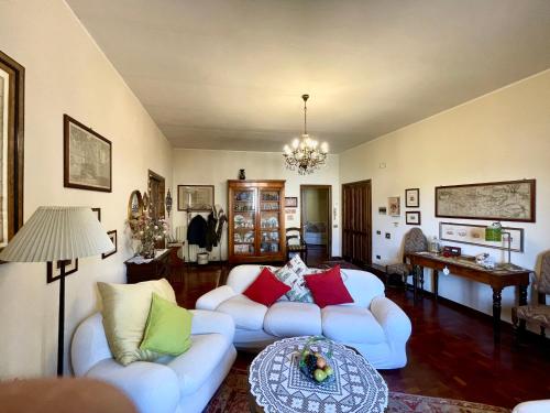 a living room with two couches and a table at B&B Souvenirs d'Antan in Orvinio