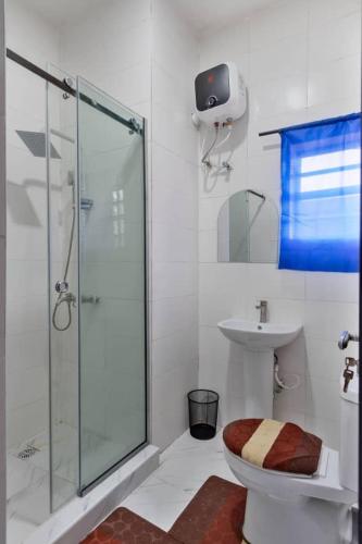 łazienka z prysznicem, toaletą i umywalką w obiekcie Shortlet spaces w mieście Lagos