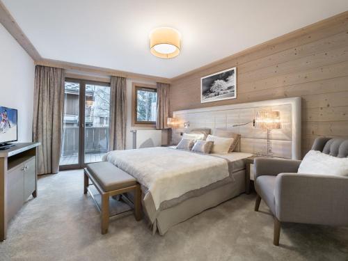 une chambre avec un grand lit et une télévision dans l'établissement Appartement 5 pièces, centre Courchevel Village, proche pistes, 8 pers., parking, fitness - FR-1-562-7, à Courchevel