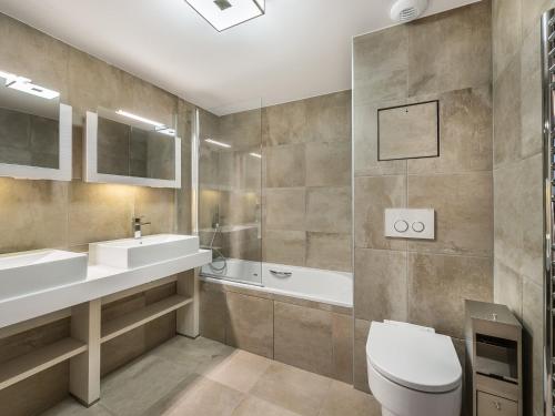 une salle de bain avec toilettes, lavabo et baignoire dans l'établissement Appartement 5 pièces, centre Courchevel Village, proche pistes, 8 pers., parking, fitness - FR-1-562-7, à Courchevel