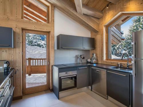 - une cuisine équipée d'appareils en acier inoxydable dans une cabine dans l'établissement Chalet 5 étoiles près des pistes avec jacuzzi et sauna - FR-1-562-11, à Courchevel