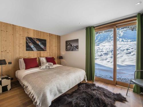 クールシュヴェルにあるChalet 5 étoiles près des pistes avec jacuzzi et sauna - FR-1-562-11のベッドと大きな窓のある寝室