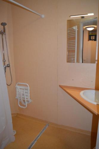 une salle de bain avec un lavabo et un miroir dans l'établissement Appartement 4 Personnes - Flumet - Espace Diamant - avec piscine chauffée, à Flumet