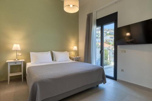 Postel nebo postele na pokoji v ubytování Lemonia Suites in Ikaria