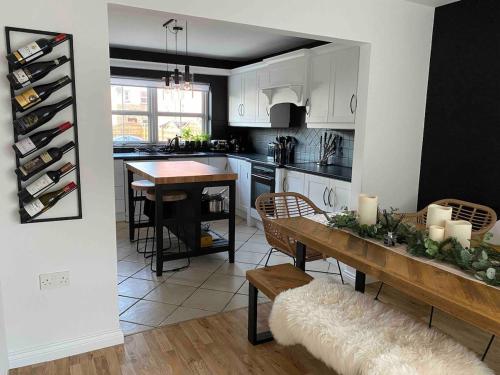 una cucina con un tavolo e una sala da pranzo di Large Modern home, 5 mins to town Centre a Enniskillen