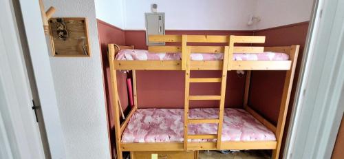 - 2 lits superposés dans une petite chambre avec une échelle dans l'établissement Studio 4 pers, cosy ,3mn mer, parking, à La Grande Motte