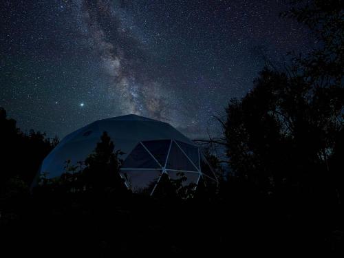 a dome tent under a starry sky at night at 2 domes in Glendale Utah Fantastic Stargazing in Glendale