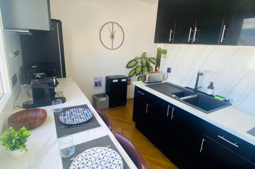 Dapur atau dapur kecil di Panorama Stay, Pool, Balcony and Mountain View