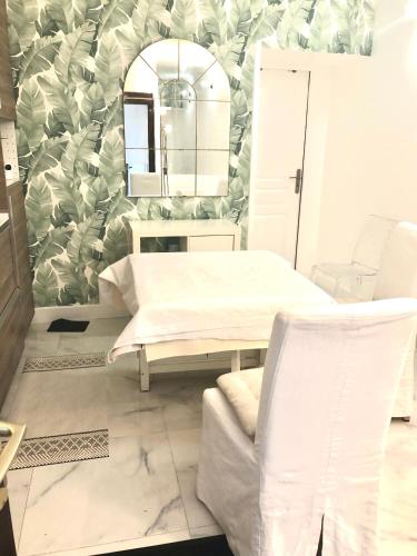 - une salle d'hôpital avec un lit et un miroir dans l'établissement Apart Privé Parisien LA CASITA avec cuisine équipe -St charles - Near beaugrenelle -Tour Eiffel 75015 PARIS Bel emplacement !!, à Paris