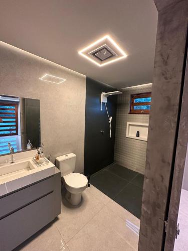 ein Badezimmer mit Toilette, Waschbecken und Dusche in der Unterkunft Casa Carnaval 2025-São Benedito-CE in São Benedito