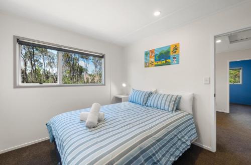 Ένα ή περισσότερα κρεβάτια σε δωμάτιο στο Sunny Paihia Retreat with BBQ, Spa and Pool